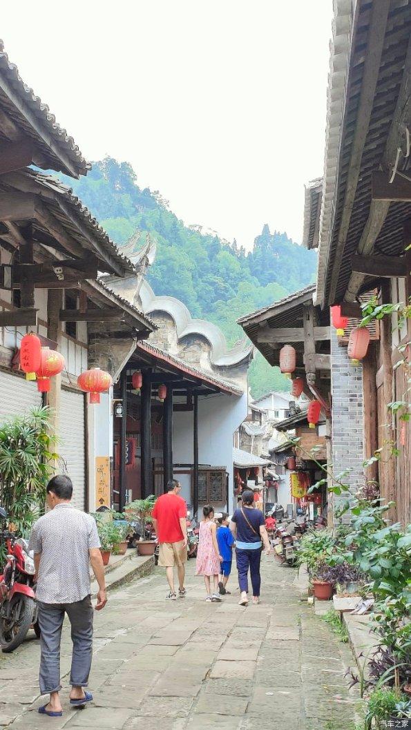 股市三点钟|沪指大涨3.03% A股近4900股飘红
